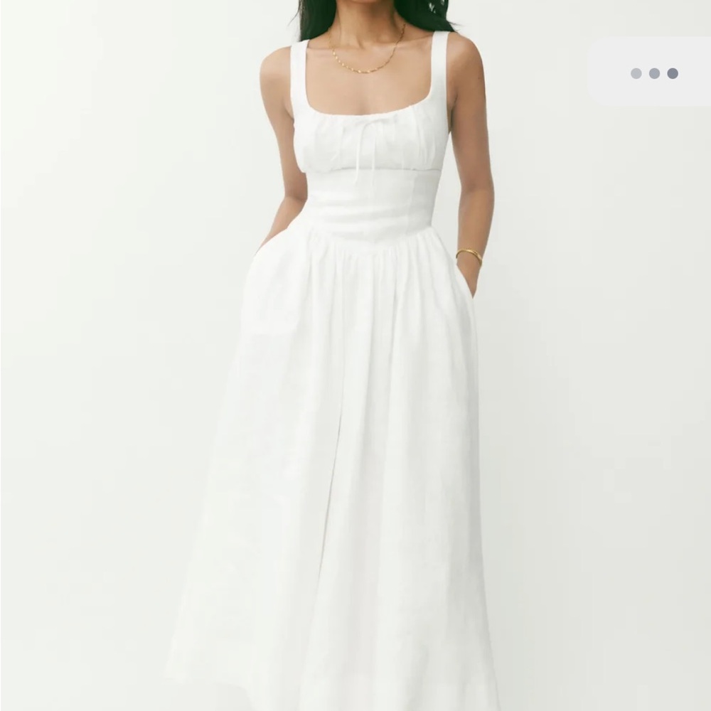 Elegant White Sleeveless Dress